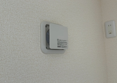 【冷暖房・空調設備】 | 館町新築戸建 | 基礎パッキング工法とは、床下の換気確保のため基礎と土台の間に緩衝材を挟み込む工法です。土台の下に数十センチの間隔で設置されるため、全体的な隙間が生まれます。床下換気口に比べて高い通気性が確保されます。