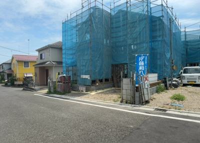 【前面道路含む現地写真】 | 館町新築戸建 | 住宅用の土地では前面道路に2m以上接していなければならないと法律で定められています。しかし、お持ちの車のサイズやライフスタイルなどにより、2mでは利便が悪い場合もございますので、事前に確認しましょう。