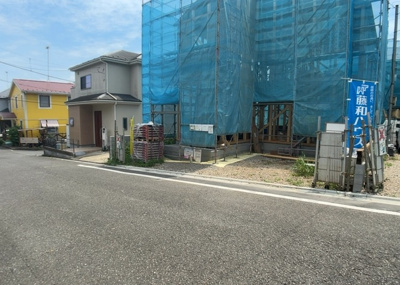 【前面道路含む現地写真】 | 館町新築戸建 | お持ちの車種によっては前面道路が広い方が便利でしょう。しかし、前面道路が広ければその分交通量が多くなるため、騒音などが気になる場合があります。実際に現地を見学し、周辺交通量や騒音などを確認しましょう！