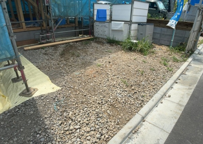 【駐車場】 | 館町新築戸建 | 駐車場と明記されていても、最小スペースでつくられた駐車場だと大型車は駐車できなかったり、出入りしにくくなったりする可能性があります。お車のサイズと購入したい物件の駐車場のサイズを現地で確認しましょう。