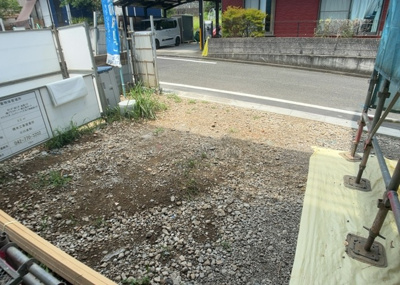 【庭】 | 館町新築戸建 | 庭があることでガーデニングや家庭菜園はもちろん、こどもの遊び場やペットを放して遊ぶことができます。また、家の周囲に余裕があるということです。隣地との間があれば、十分な日当たりと、風通しが確保できます。