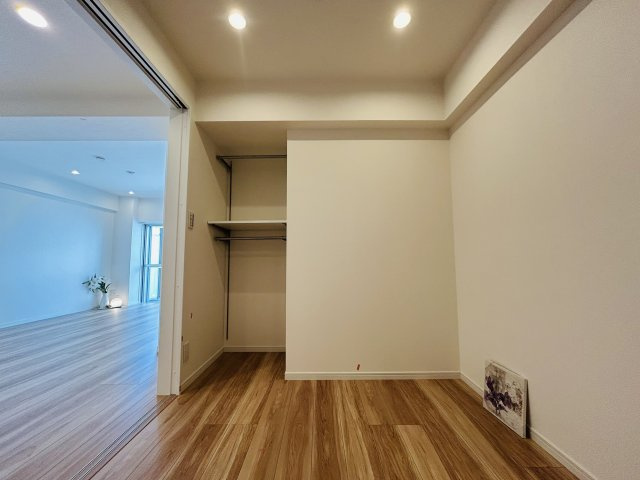 利便性と生活施設が揃う住みやすさ◎横浜都心を生活圏にする快適ロケーション♪この７階の開放感は今後抜け出せない悪魔的要素で困っちゃう！！ぜひ、現地で体感してみて！な、『横浜スカイハイツ』リノベーションの洋室|洋室です