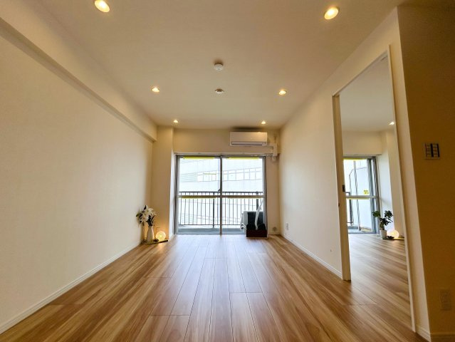 利便性と生活施設が揃う住みやすさ◎横浜都心を生活圏にする快適ロケーション♪この７階の開放感は今後抜け出せない悪魔的要素で困っちゃう！！ぜひ、現地で体感してみて！な、『横浜スカイハイツ』リノベーションの居間・リビング