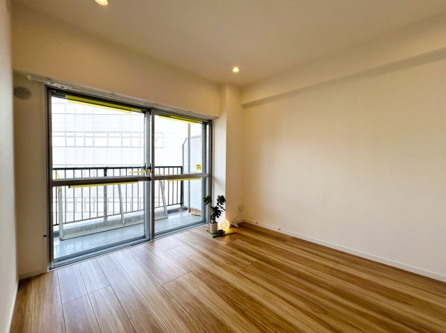 利便性と生活施設が揃う住みやすさ◎横浜都心を生活圏にする快適ロケーション♪この７階の開放感は今後抜け出せない悪魔的要素で困っちゃう！！ぜひ、現地で体感してみて！な、『横浜スカイハイツ』リノベーションの洋室