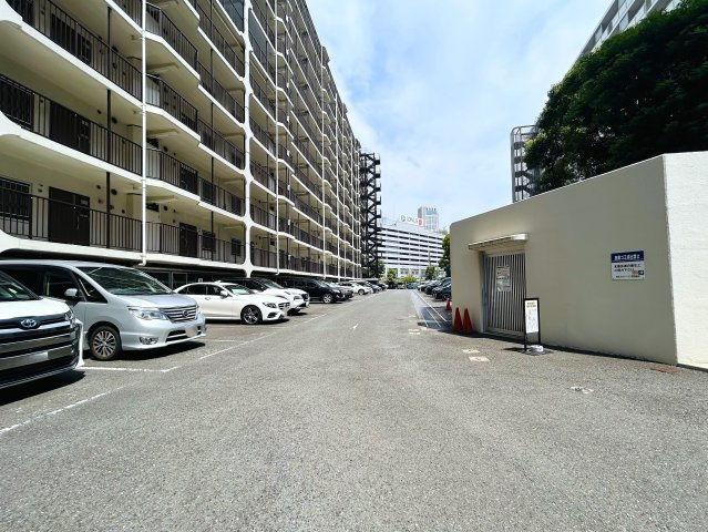 利便性と生活施設が揃う住みやすさ◎横浜都心を生活圏にする快適ロケーション♪この７階の開放感は今後抜け出せない悪魔的要素で困っちゃう！！ぜひ、現地で体感してみて！な、『横浜スカイハイツ』リノベーションの駐車場|駐車場です