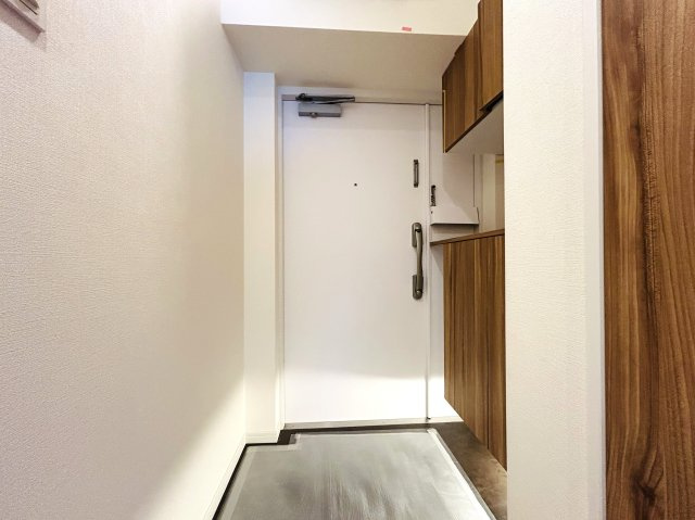 利便性と生活施設が揃う住みやすさ◎横浜都心を生活圏にする快適ロケーション♪この７階の開放感は今後抜け出せない悪魔的要素で困っちゃう！！ぜひ、現地で体感してみて！な、『横浜スカイハイツ』リノベーションの玄関|シンプルで使いやすい玄関です