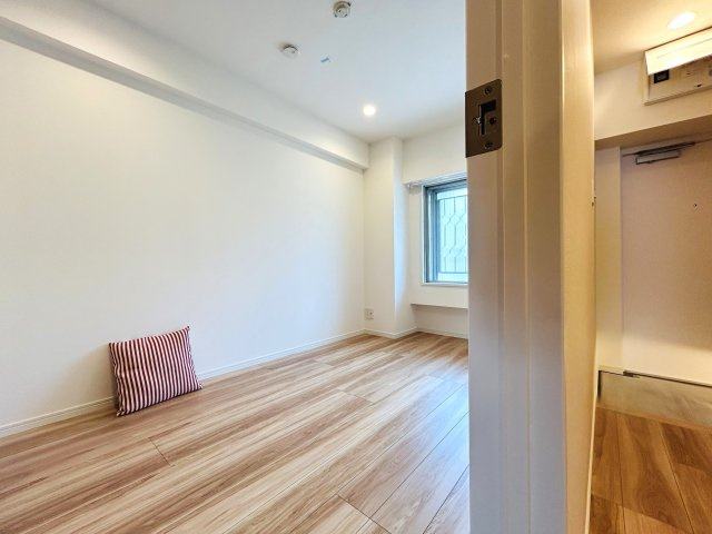 利便性と生活施設が揃う住みやすさ◎横浜都心を生活圏にする快適ロケーション♪この７階の開放感は今後抜け出せない悪魔的要素で困っちゃう！！ぜひ、現地で体感してみて！な、『横浜スカイハイツ』リノベーションの洋室|個人の部屋や寝室として使える洋室です