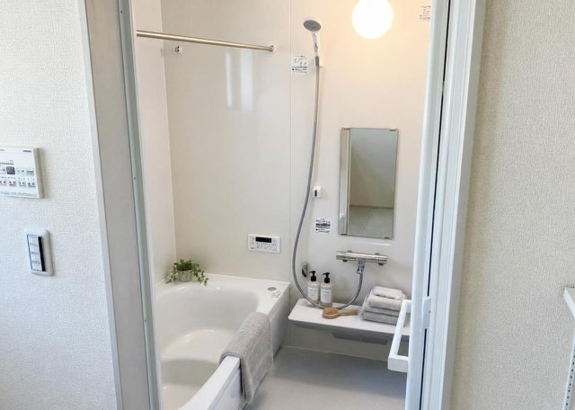 【浴室】 | 館町新築戸建 | 日々の疲れを癒すバスルームには追焚機能や浴室乾燥機、カビ対策に役立つ小窓を完備。足を伸ばして寛げるユニットバスで快適な入浴時間を過ごせます。天候を気にせず洗濯物を干せるのも大きなメリットです。