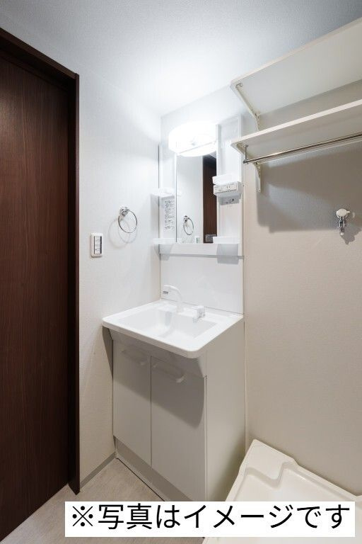 robot home 北柏Ⅲ(ロボットホームキタカシワスリー)の独立洗面台|独立洗面台、小物を置くことができて便利です