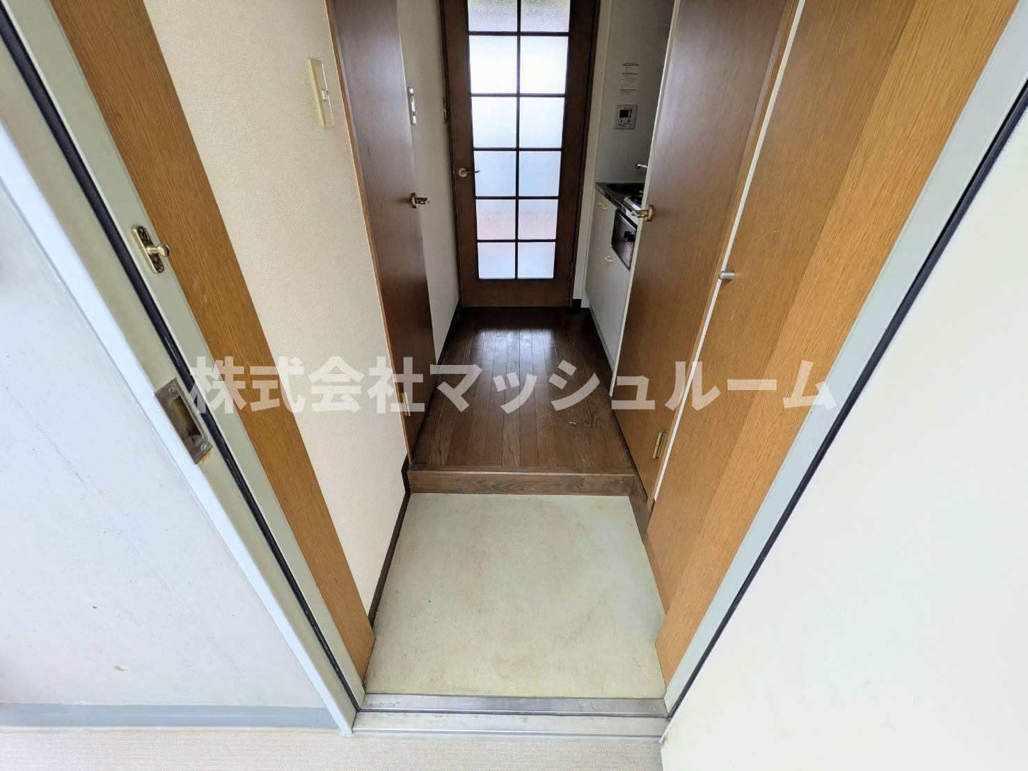 ティユール岡本の玄関|クリーニング前の写真です。
