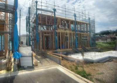 【バルコニー】 | 小宮町新築戸建 | バルコニーは、室外の専用スペースのうち、「屋根がなく開放された空間」であるものを指します。ベランダより広いタイプのものが多く、日当たりもよいため家庭菜園などを楽しみたい人にとって適した環境となります。