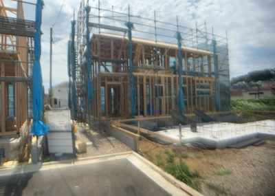 【構造・工法・仕様】 | 小宮町新築戸建 | 木造住宅とは土台、壁、柱など建築物の強度を支える構造体の材に木が使用されている構造を指します。構造体は建物の自重を支えるだけではなく風圧や水圧、積裁荷重などあらゆる衝撃に耐えるための基礎です。