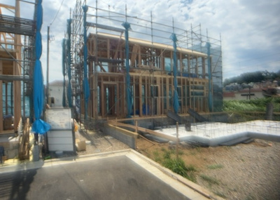 【構造・工法・仕様】 | 小宮町新築戸建 | ベタ基礎とは、柱の位置に関係なく全体に基礎がある事を指し、面積が大きい分建物の重さを全体に分散できます。また、地面からの湿気や害虫を遮断でき、木造住宅で心配されるシロアリ被害を防ぐ効果も期待できます。