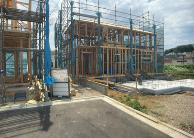 【前面道路含む現地写真】 | 小宮町新築戸建 | 道幅が狭い場所は比較的土地の値段が低いことが多く、また交通量が少ないため騒音が少なく静かな環境で過ごせます。また、小さいお子様がいるご家庭も安心です。一方で車の駐車が難しいというデメリットもあります。