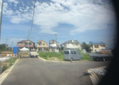 【外観】 | 小宮町新築戸建 | 現在は上棟となっています。現地をご見学に行く際は、道路の幅や周辺の交通量、施設などをご確認頂くことをおすすめします！ある程度イメージをつけたいという場合は、同売主の施工事例や完成パースもお見せします。