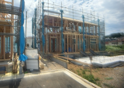【バルコニー】 | 小宮町新築戸建 | 一般的なバルコニーは、奥行1.5ｍ程ですが、ワイルドバルコニーは2ｍまで広がっています。そのため洗濯物の間隔をあけ干すことができ、乾きやすいというメリットや、ガーデニングが楽しめる等の特徴があります。
