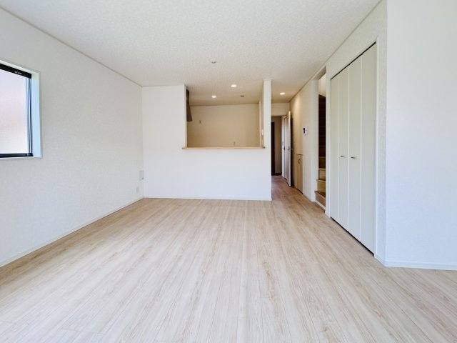 我孫子市湖北台９丁目新築戸建【湖北台西小学校：4分】の居間・リビング|17.5帖リビングダイニングキッチン