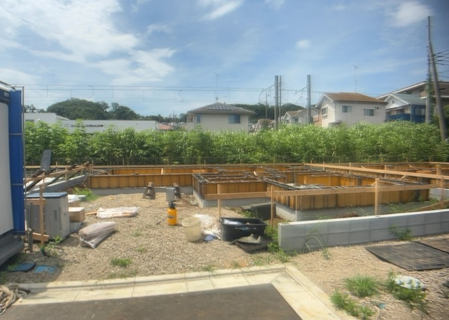 【バルコニー】 | 小宮町新築戸建 | バルコニーは、室外の専用スペースのうち、「屋根がなく開放された空間」であるものを指します。ベランダより広いタイプのものが多く、日当たりもよいため家庭菜園などを楽しみたい人にとって適した環境となります。