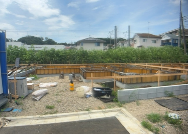 【設備】 | 小宮町新築戸建 | 敷地内には、散水栓や立水栓があります。水道水を直接利用できるため、水を運ぶ手間を省くことが出来ます。大量の水を必要とする洗車作業や清掃などに役立ちます。その他設備とあわせて、現地でご確認ください。
