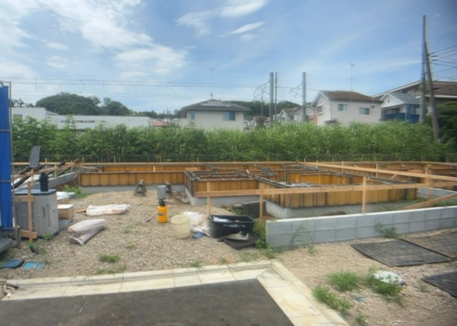 【構造・工法・仕様】 | 小宮町新築戸建 | 木造住宅とは土台、壁、柱など建築物の強度を支える構造体の材に木が使用されている構造を指します。構造体は建物の自重を支えるだけではなく風圧や水圧、積裁荷重などあらゆる衝撃に耐えるための基礎です。