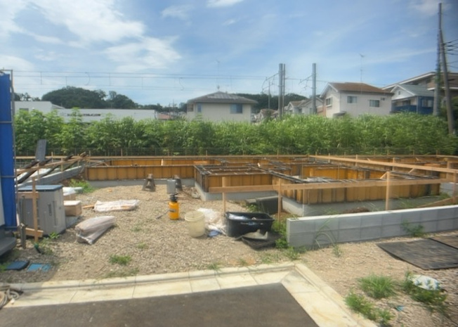 【構造・工法・仕様】 | 小宮町新築戸建 | ベタ基礎とは、柱の位置に関係なく全体に基礎がある事を指し、面積が大きい分建物の重さを全体に分散できます。また、地面からの湿気や害虫を遮断でき、木造住宅で心配されるシロアリ被害を防ぐ効果も期待できます。