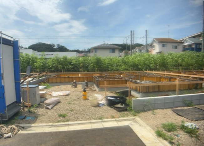 【冷暖房・空調設備】 | 小宮町新築戸建 | 基礎パッキング工法とは、床下の換気確保のため基礎と土台の間に緩衝材を挟み込む工法です。土台の下に数十センチの間隔で設置されるため、全体的な隙間が生まれます。床下換気口に比べて高い通気性が確保されます。
