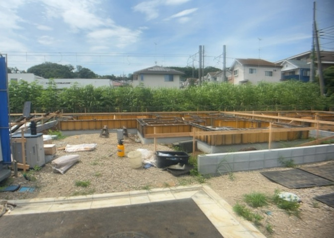 【外観】 | 小宮町新築戸建 | 現地に行くなら、物件の周囲の地形がどうなっているかを見ることも大切です。周辺より低くなっている土地では、大雨などで水が集まりやすいため、地盤が弱くなっているということも考えられるため、注意が必要です。