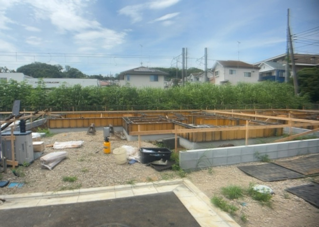 【外観】 | 小宮町新築戸建 | 物件の詳細については、現地を見てわかること以外に、役所や法務局などで調べないとわからないことがあります。そのため、現地に行く場合は、もしこの物件を買ったらどのような生活ができるかをイメージしましょう。