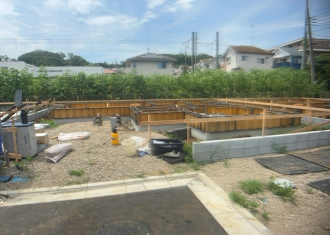 【前面道路含む現地写真】 | 小宮町新築戸建 | 道幅が狭い場所は比較的土地の値段が低いことが多く、また交通量が少ないため騒音が少なく静かな環境で過ごせます。また、小さいお子様がいるご家庭も安心です。一方で車の駐車が難しいというデメリットもあります。