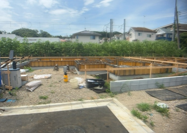 【前面道路含む現地写真】 | 小宮町新築戸建 | 道幅が広い場所は日当たりや風通が良好です。幅が広いのですれ違いも可能ですし大きな車でも駐車可能！一方で、大型車が通ることも多くなるため交通量の増加により騒音に繋がります。また土地の値段が高くなります。