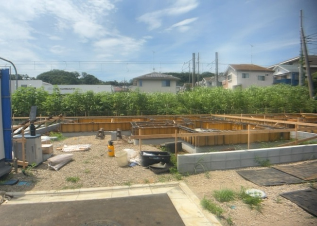 【外観】 | 小宮町新築戸建 | 現在は更地となっています。現地をご見学に行く際は、道路の幅や周辺の交通量、施設などをご確認頂くことをおすすめします！ある程度イメージをつけたいという場合は、同売主の施工事例や完成パースもお見せします。