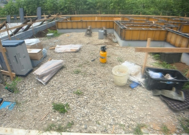 【駐車場】 | 小宮町新築戸建 | 車一台あたりに必要なスペースは、標準サイズの普通自動車で横幅2m50cm、長さ5mは必要になります。ただし、乗降のことも考慮して横幅3m30cm、長さ5m50cmほどは確保できるところを選びましょう。
