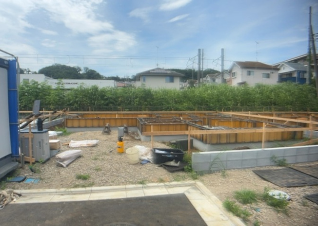 【庭】 | 小宮町新築戸建 | 庭のある家に住むことのメリットとして、子どもたちの遊び場を確保できること、ガーデニングや家庭菜園を楽しめること、明るさを確保できることがあります。また、配置を工夫することでプライバシーが確保できます。