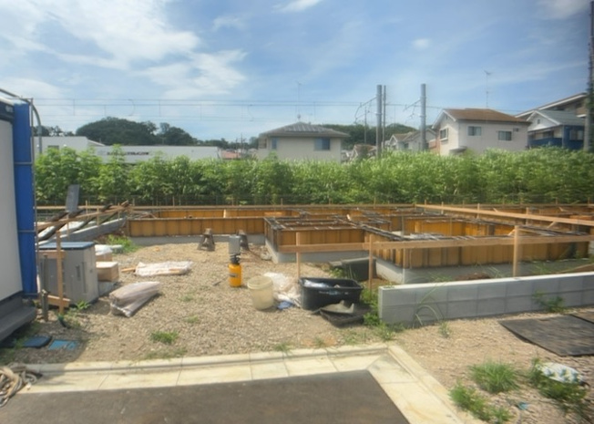 【玄関】 | 小宮町新築戸建 | 玄関は、狭すぎると複数人で使いにくく、広すぎても無駄な空間になりがちです。最低2畳を目安にして、家の広さとの兼ね合いや家族の人数を考慮して決めるとよいでしょう。現地を見学して快適な玄関を選びましょう！