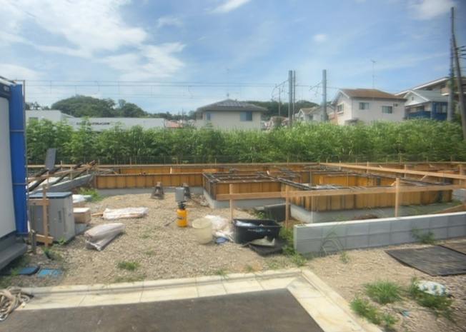 【玄関】 | 小宮町新築戸建 | 玄関ポーチにおいて最も重視すべきと言っても良いのが広さです。適切な広さの玄関ポーチでないと外見的なバランスは崩れてしまいますし、何より使いにくくなってしまいますので、現地で実際に下見をしてみましょう！