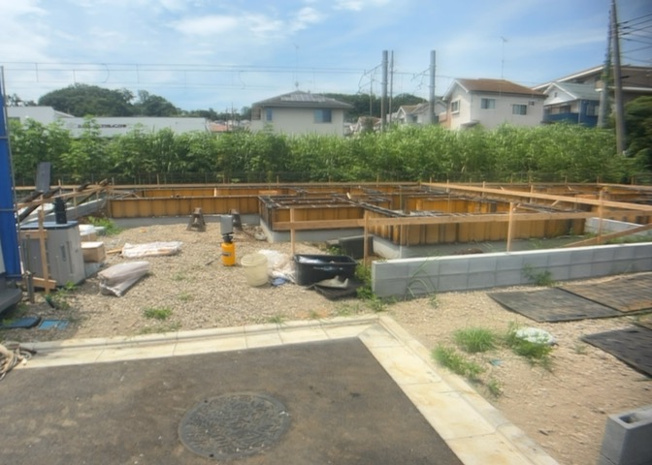 【前面道路含む現地写真】 | 小宮町新築戸建 | 住宅用の土地では前面道路に2m以上接していなければならないと法律で定められています。しかし、お持ちの車のサイズやライフスタイルなどにより、2mでは利便が悪い場合もございますので、事前に確認しましょう。