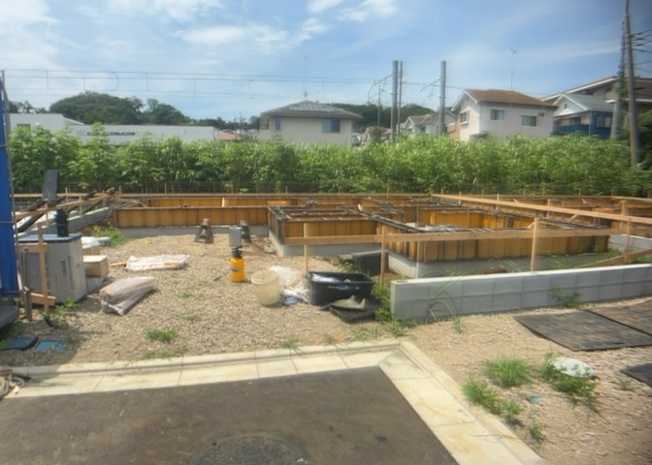 【前面道路含む現地写真】 | 小宮町新築戸建 | お持ちの車種によっては前面道路が広い方が便利でしょう。しかし、前面道路が広ければその分交通量が多くなるため、騒音などが気になる場合があります。実際に現地を見学し、周辺交通量や騒音などを確認しましょう！
