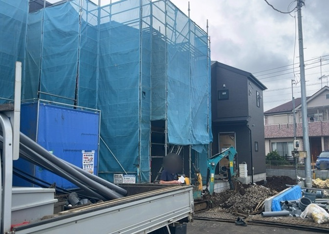 【前面道路含む現地写真】 | 小宮町新築戸建 | 住宅用の土地では前面道路に2m以上接していなければならないと法律で定められています。しかし、お持ちの車のサイズやライフスタイルなどにより、2mでは利便が悪い場合もございますので、事前に確認しましょう。