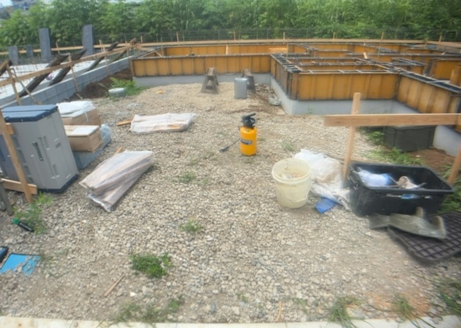 【駐車場】 | 小宮町新築戸建 | 駐車場と明記されていても、最小スペースでつくられた駐車場だと大型車は駐車できなかったり、出入りしにくくなったりする可能性があります。お車のサイズと購入したい物件の駐車場のサイズを現地で確認しましょう。