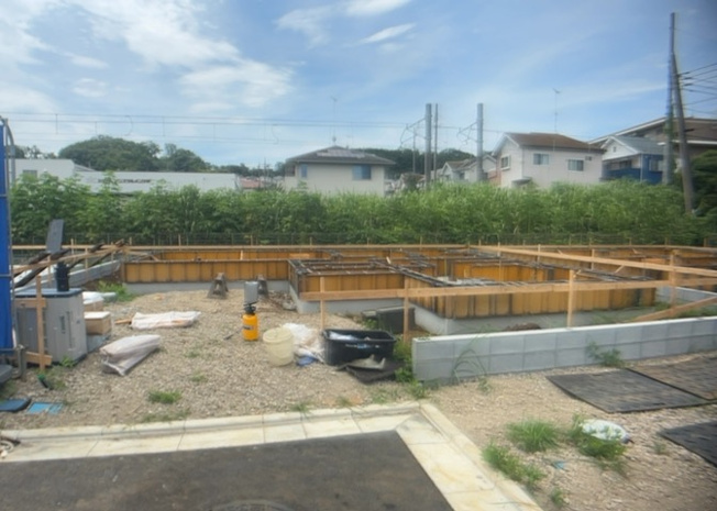【庭】 | 小宮町新築戸建 | 庭があることでガーデニングや家庭菜園はもちろん、こどもの遊び場やペットを放して遊ぶことができます。また、家の周囲に余裕があるということです。隣地との間があれば、十分な日当たりと、風通しが確保できます。