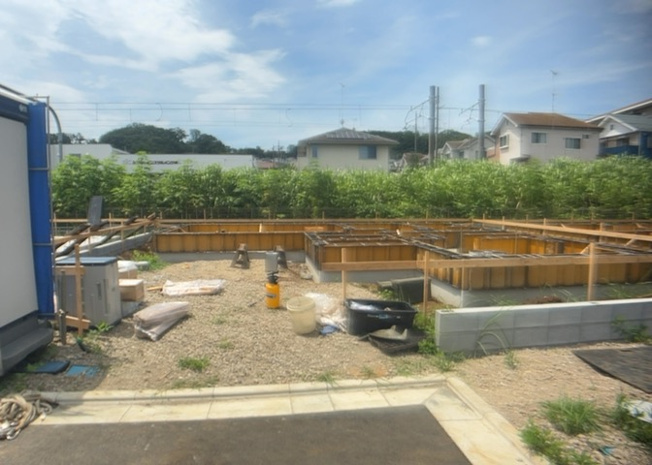【玄関】 | 小宮町新築戸建 | 玄関は家の顔でもあり、家族以外の目にも止まる場所です。玄関は外との間を仕切る扉、靴などをしまっておく収納スペース、靴脱ぎのたたきスペース、来客とのやり取りをするドアホンなど複数のアイテムからなります。