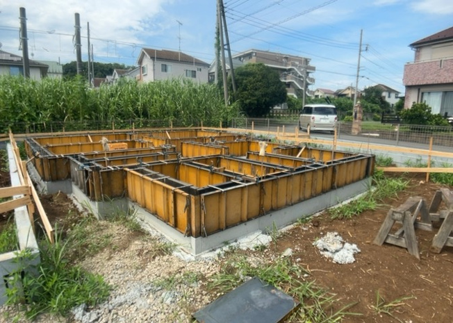 【バルコニー】 | 小宮町新築戸建 | バルコニーは、室外の専用スペースのうち、「屋根がなく開放された空間」であるものを指します。ベランダより広いタイプのものが多く、日当たりもよいため家庭菜園などを楽しみたい人にとって適した環境となります。