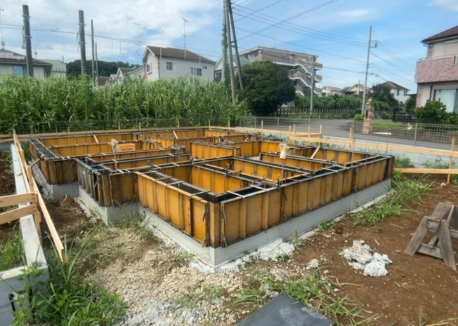 【構造・工法・仕様】 | 小宮町新築戸建 | 木造住宅とは土台、壁、柱など建築物の強度を支える構造体の材に木が使用されている構造を指します。構造体は建物の自重を支えるだけではなく風圧や水圧、積裁荷重などあらゆる衝撃に耐えるための基礎です。