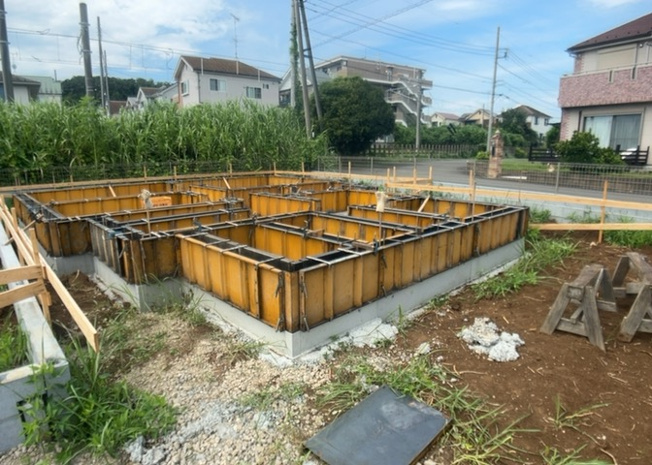 【構造・工法・仕様】 | 小宮町新築戸建 | ベタ基礎とは、柱の位置に関係なく全体に基礎がある事を指し、面積が大きい分建物の重さを全体に分散できます。また、地面からの湿気や害虫を遮断でき、木造住宅で心配されるシロアリ被害を防ぐ効果も期待できます。