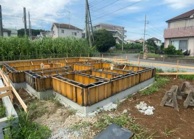【冷暖房・空調設備】 | 小宮町新築戸建 | 基礎パッキング工法とは、床下の換気確保のため基礎と土台の間に緩衝材を挟み込む工法です。土台の下に数十センチの間隔で設置されるため、全体的な隙間が生まれます。床下換気口に比べて高い通気性が確保されます。