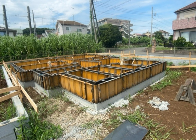 【外観】 | 小宮町新築戸建 | 現地に行くなら、物件の周囲の地形がどうなっているかを見ることも大切です。周辺より低くなっている土地では、大雨などで水が集まりやすいため、地盤が弱くなっているということも考えられるため、注意が必要です。