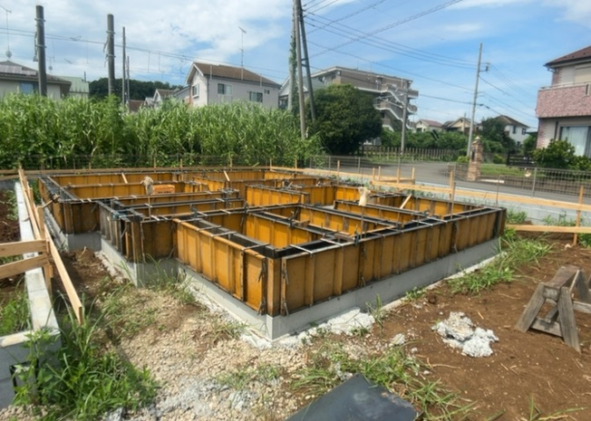【外観】 | 小宮町新築戸建 | 物件の詳細については、現地を見てわかること以外に、役所や法務局などで調べないとわからないことがあります。そのため、現地に行く場合は、もしこの物件を買ったらどのような生活ができるかをイメージしましょう。