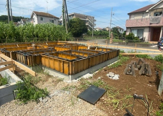【前面道路含む現地写真】 | 小宮町新築戸建 | 道幅が狭い場所は比較的土地の値段が低いことが多く、また交通量が少ないため騒音が少なく静かな環境で過ごせます。また、小さいお子様がいるご家庭も安心です。一方で車の駐車が難しいというデメリットもあります。