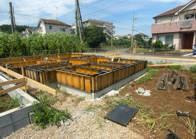 【前面道路含む現地写真】 | 小宮町新築戸建 | 道幅が広い場所は日当たりや風通が良好です。幅が広いのですれ違いも可能ですし大きな車でも駐車可能！一方で、大型車が通ることも多くなるため交通量の増加により騒音に繋がります。また土地の値段が高くなります。
