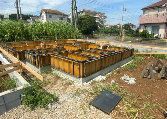 【外観】 | 小宮町新築戸建 | 現在は更地となっています。現地をご見学に行く際は、道路の幅や周辺の交通量、施設などをご確認頂くことをおすすめします！ある程度イメージをつけたいという場合は、同売主の施工事例や完成パースもお見せします。
